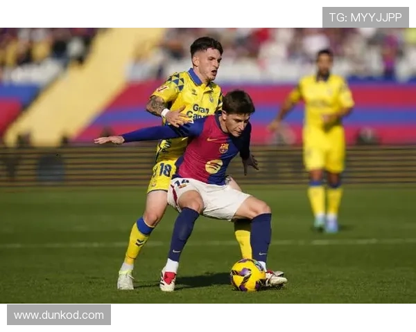 德容 vs 伊涅斯塔：中场组织与控球推进风格差异