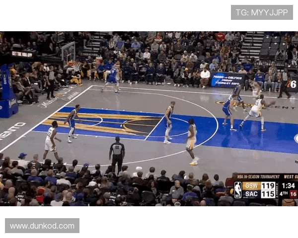 库里无球跑动拉开空间，主导勇士进攻体系