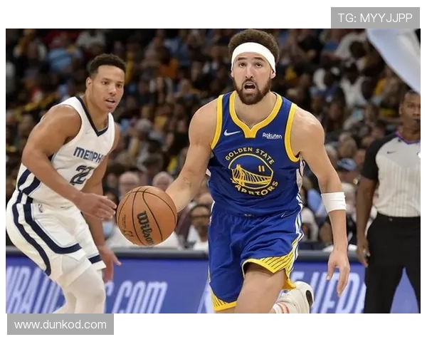 克莱·汤普森无球跑动拉开空间，三分效率领跑后卫